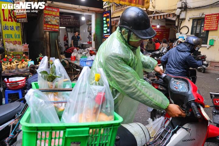 Người dân tất bật cúng Rằm tháng Chạp: Hoa tươi, đào cành, trầu cau đắt gấp đôi- Ảnh 16.