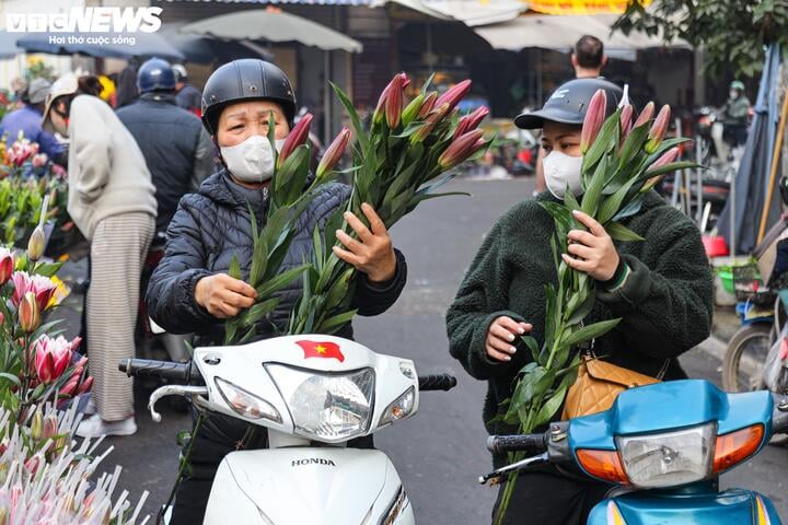 Người dân tất bật cúng Rằm tháng Chạp: Hoa tươi, đào cành, trầu cau đắt gấp đôi- Ảnh 6.