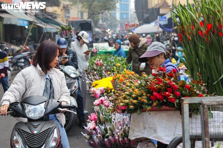 Người dân tất bật cúng Rằm tháng Chạp: Hoa tươi, đào cành, trầu cau đắt gấp đôi- Ảnh 2.