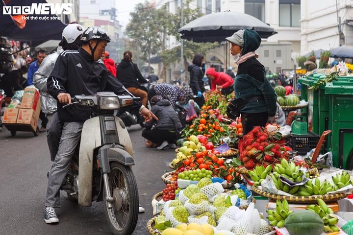 Người dân tất bật cúng Rằm tháng Chạp: Hoa tươi, đào cành, trầu cau đắt gấp đôi- Ảnh 13.