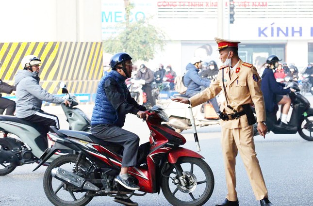 Hà Nội: Vì sao nhiều người vẫn lao xe máy lên vỉa hè, bất chấp mức phạt cao?- Ảnh 3.