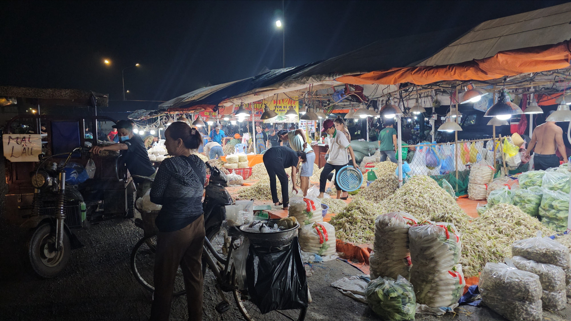 Hàng hóa Tết tràn ngập chợ đầu mối Thủ Đức, tiểu thương tiết lộ thông tin bất ngờ- Ảnh 1.