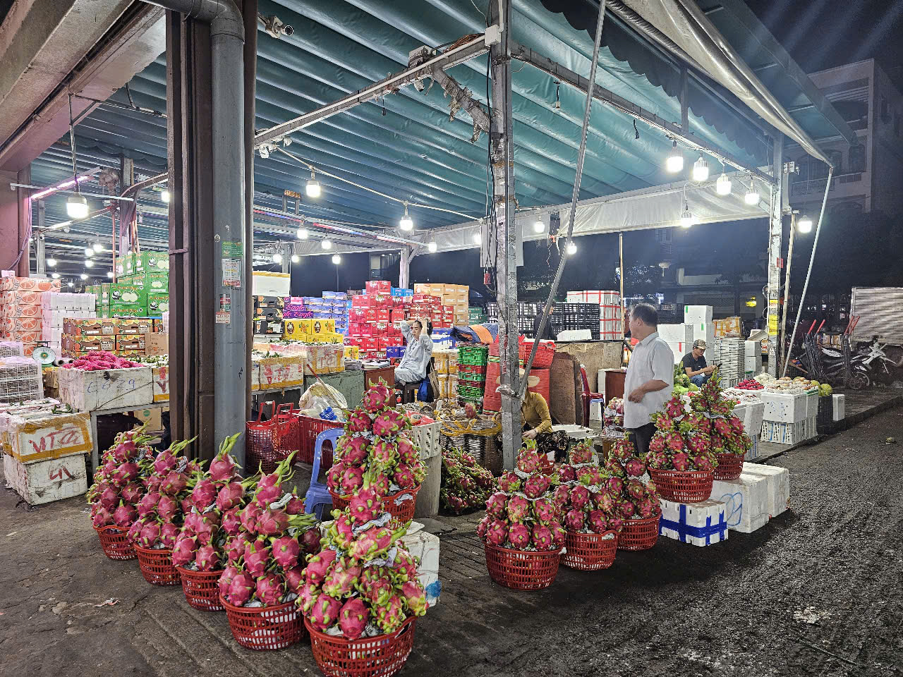 Hàng hóa Tết tràn ngập chợ đầu mối Thủ Đức, tiểu thương tiết lộ thông tin bất ngờ- Ảnh 3.