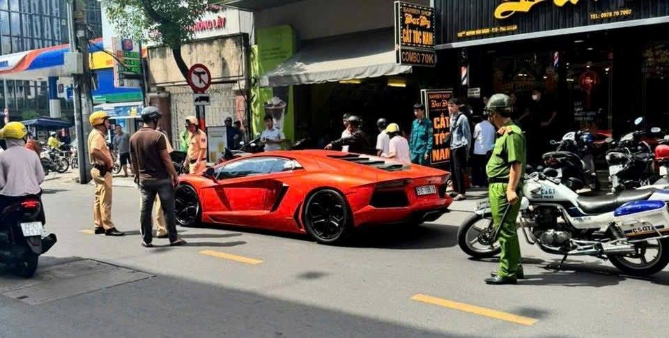 Lamborghini đột ngột dừng giữa đường, người dân phát hiện tài xế có biểu hiện bất thường liền báo cảnh sát- Ảnh 1.