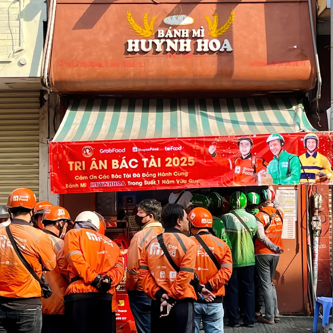 Tiệm bánh mì hot nhất TP.HCM gửi tặng cả trăm phần quà Tết tới shipper, giá trị mỗi túi quà khiến dân mạng bất ngờ- Ảnh 4.