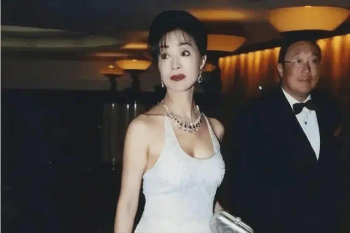 Màn "đổi vận" của mỹ nhân đình đám làm dâu "ông trùm tàu biển": Nhẫn nhịn kiếp chung chồng 43 năm... nhận về cái kết 24.000 tỷ- Ảnh 5. Màn "đổi vận" của mỹ nhân đình đám làm dâu "ông trùm tàu biển": Nhẫn nhịn kiếp chung chồng 43 năm... nhận về cái kết 24.000 tỷ- Ảnh 5.