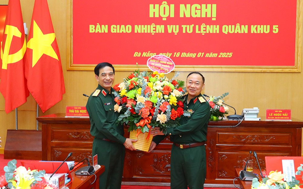 Bàn giao nhiệm vụ Tư lệnh Quân khu- Ảnh 2.