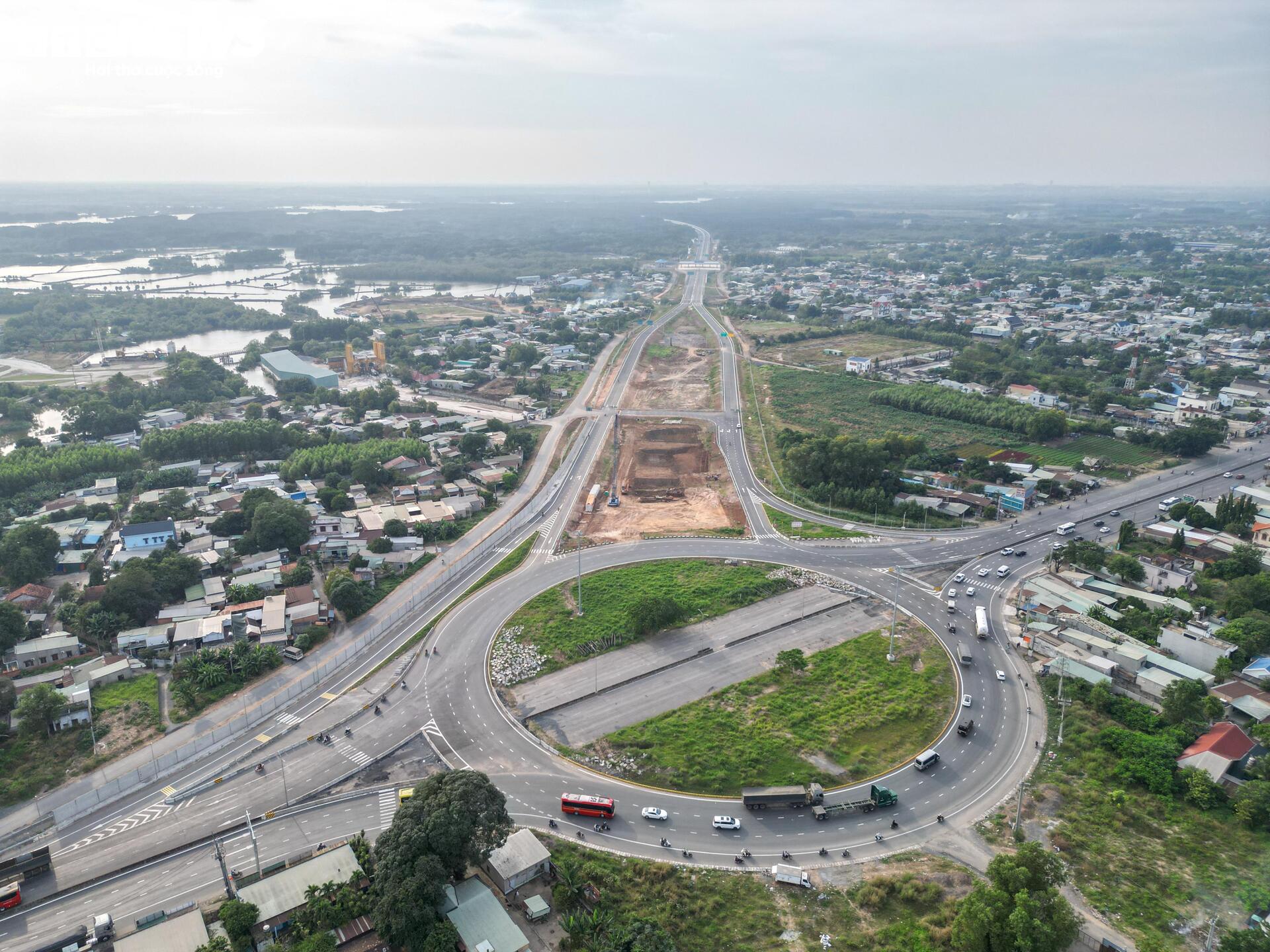 Diện mạo cao tốc Bến Lức - Long Thành trước ngày thông xe tạm thời- Ảnh 1.