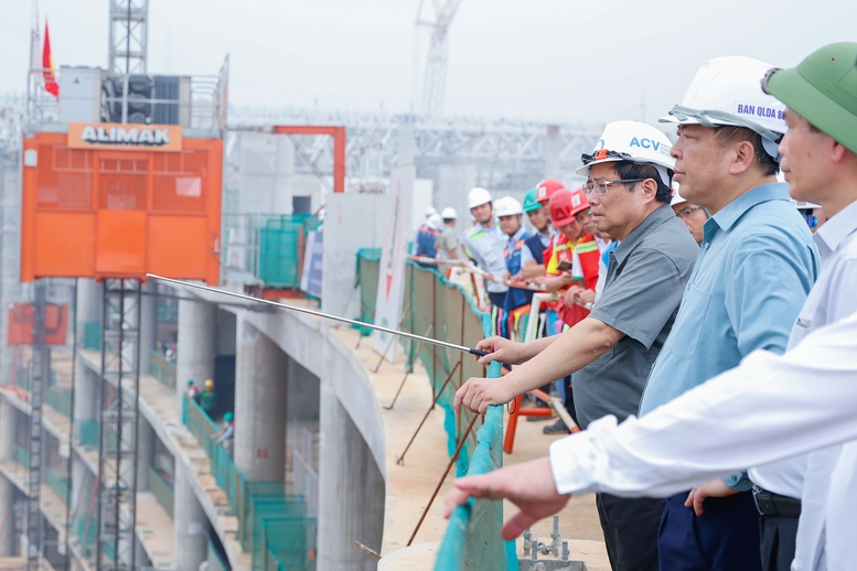 Kỷ lục chưa từng có về giao thông năm 2024: Cú chốt thế kỷ 67,3 tỷ USD và loạt dự án tỷ đô 'cất cánh'- Ảnh 16. Kỷ lục chưa từng có về giao thông năm 2024: Cú chốt thế kỷ 67,3 tỷ USD và loạt dự án tỷ đô 'cất cánh'- Ảnh 16.