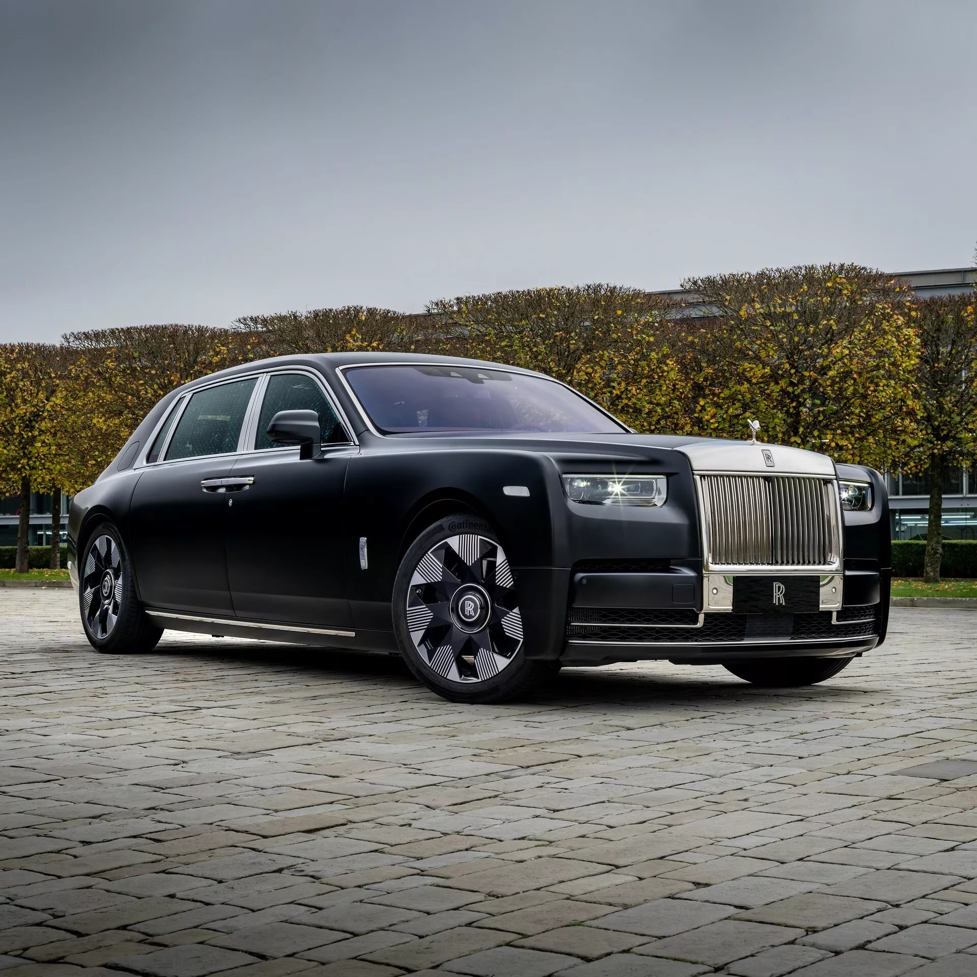 Rolls-Royce Phantom có độc bản cho đại gia tuổi Thìn: Táp lô rồng vàng, trần xe rồng bay phát sáng lần đầu xuất hiện- Ảnh 1.