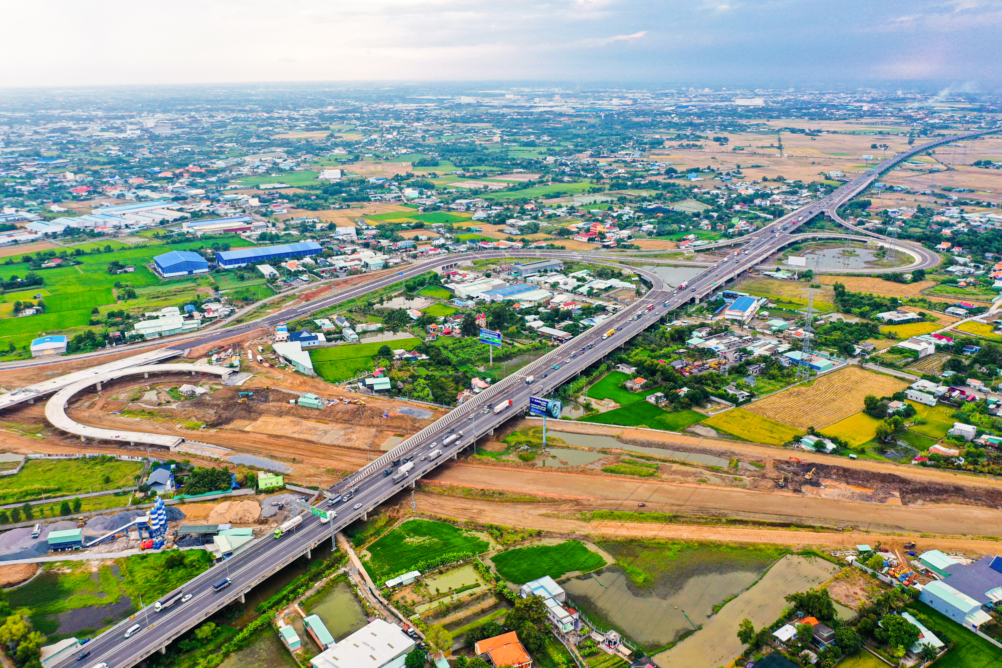 Toàn cảnh công trường đại dự án hơn 75.000 tỷ qua Long An: Hàng trăm công nhân làm việc ngày đêm, dự kiến hoàn thành trong năm nay- Ảnh 10.