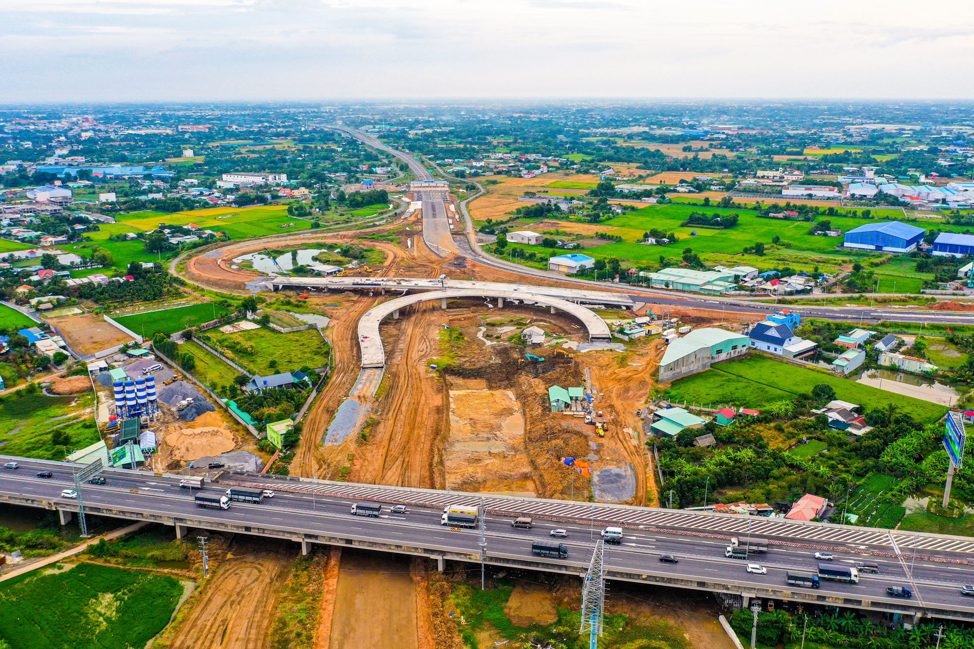 Toàn cảnh công trường đại dự án hơn 75.000 tỷ qua Long An: Hàng trăm công nhân làm việc ngày đêm, dự kiến hoàn thành trong năm nay- Ảnh 12.