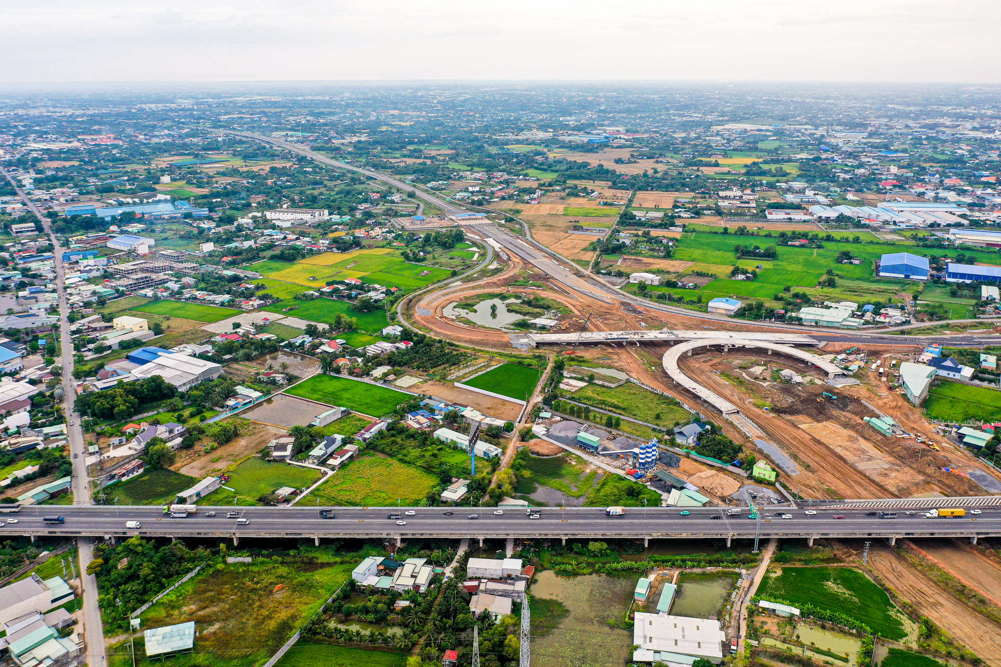 Toàn cảnh công trường đại dự án hơn 75.000 tỷ qua Long An: Hàng trăm công nhân làm việc ngày đêm, dự kiến hoàn thành trong năm nay- Ảnh 6.