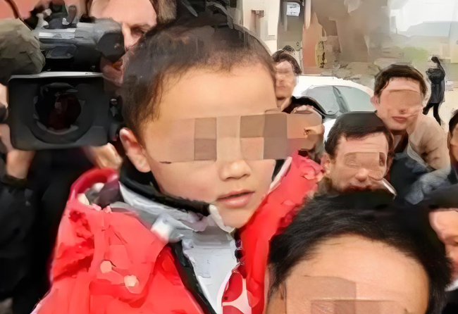 Bị bắt cóc, cậu bé 5 tuổi nhanh trí hô to 1 câu khiến kẻ buôn người "vắt chân lên cổ" bỏ trốn!- Ảnh 1. Bị bắt cóc, cậu bé 5 tuổi nhanh trí hô to 1 câu khiến kẻ buôn người "vắt chân lên cổ" bỏ trốn!- Ảnh 1.