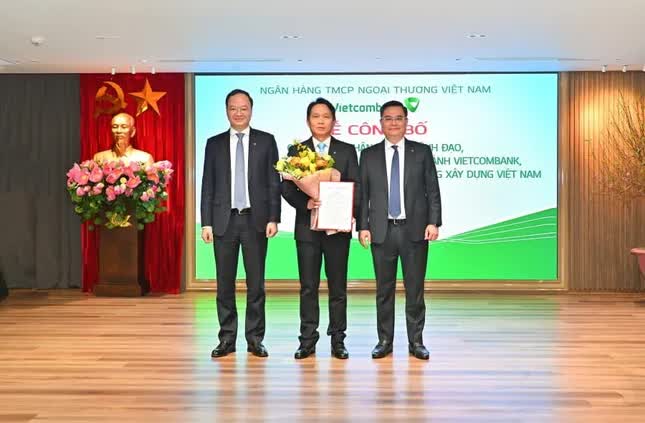 12 lãnh đạo chi nhánh Vietcombank sang Ngân hàng Xây dựng- Ảnh 1.