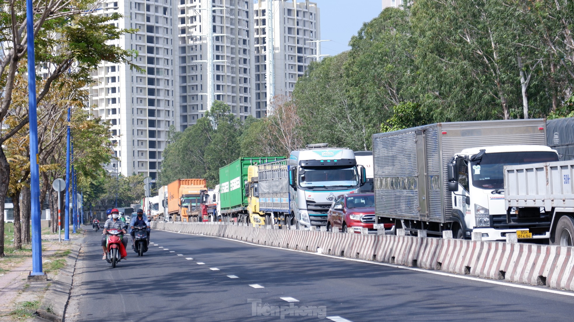 Dòng xe tải xếp hàng dài 'đứng bánh' trên đường vào cảng Cát Lái, TPHCM- Ảnh 11.