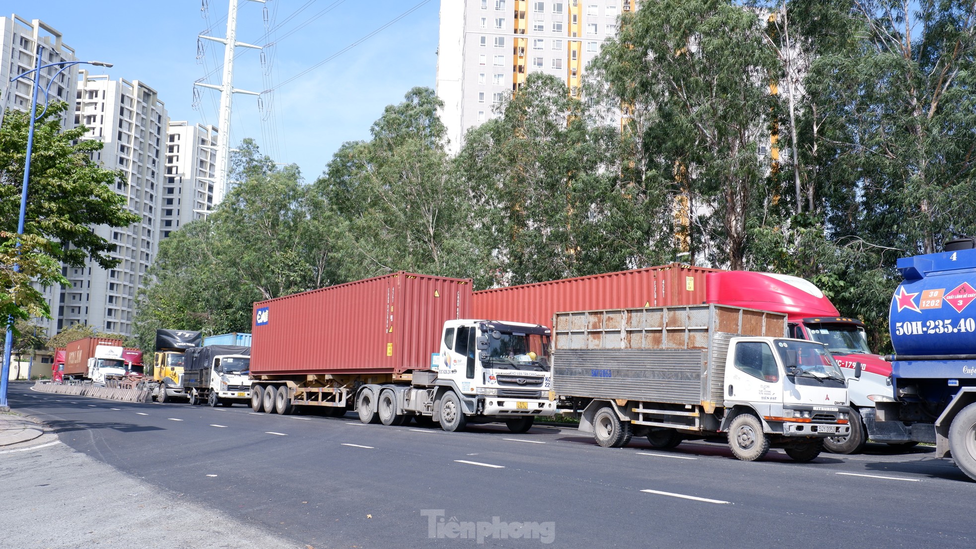 Dòng xe tải xếp hàng dài 'đứng bánh' trên đường vào cảng Cát Lái, TPHCM- Ảnh 4.