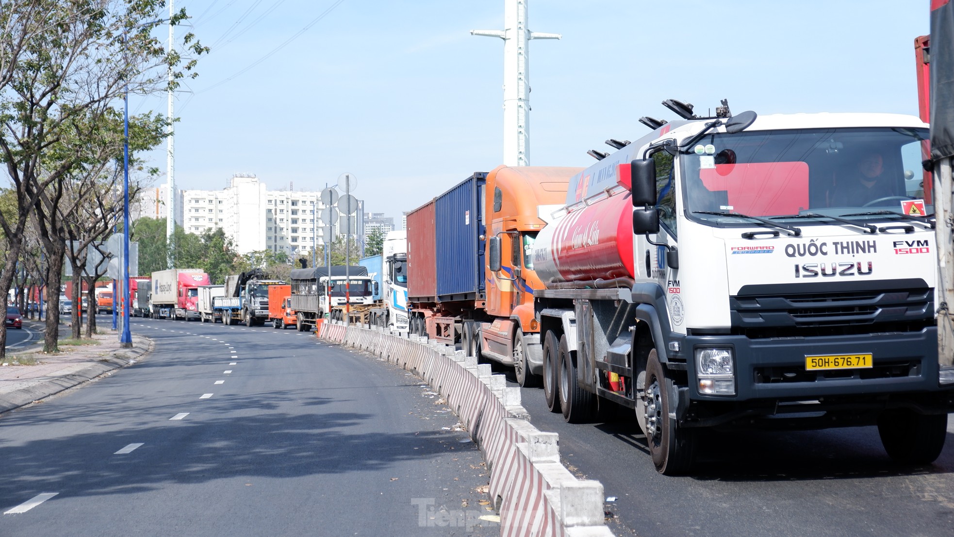 Dòng xe tải xếp hàng dài 'đứng bánh' trên đường vào cảng Cát Lái, TPHCM- Ảnh 1.