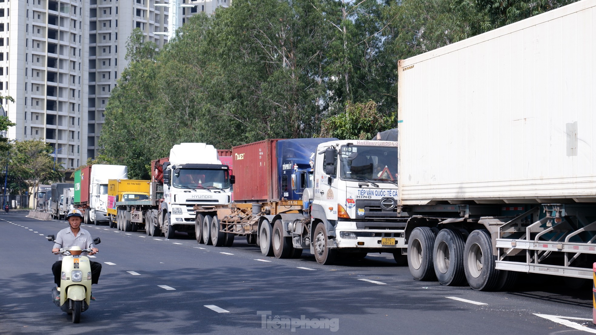 Dòng xe tải xếp hàng dài 'đứng bánh' trên đường vào cảng Cát Lái, TPHCM- Ảnh 9.