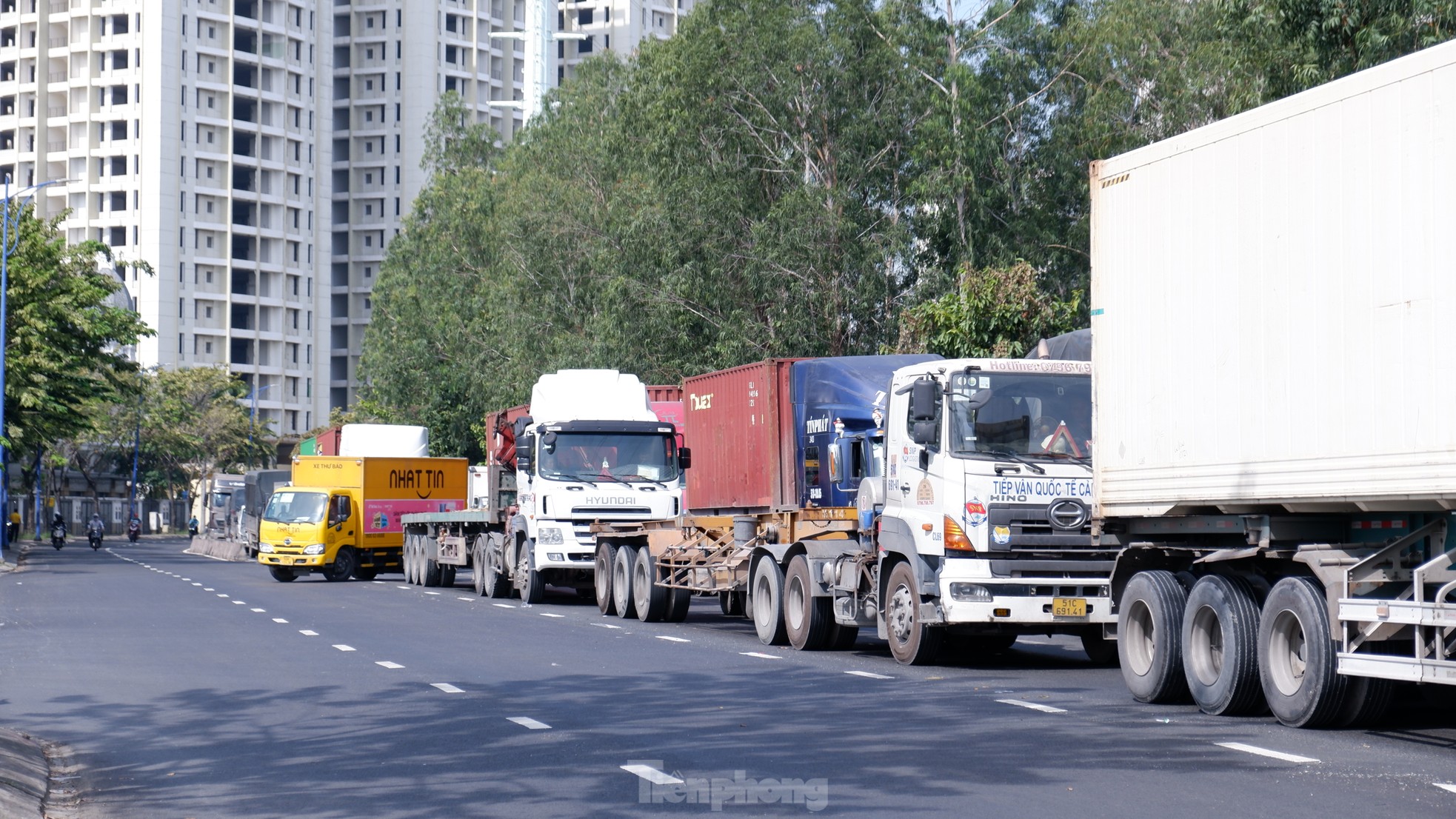 Dòng xe tải xếp hàng dài 'đứng bánh' trên đường vào cảng Cát Lái, TPHCM- Ảnh 5.