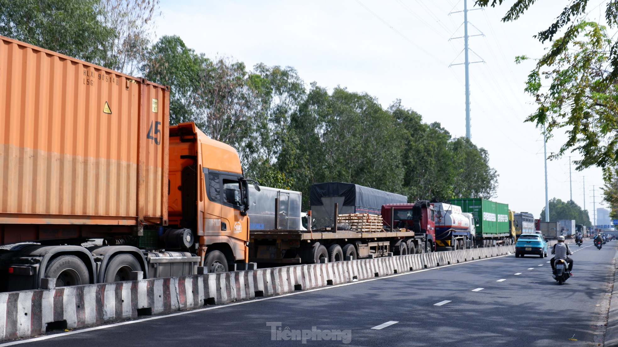 Dòng xe tải xếp hàng dài 'đứng bánh' trên đường vào cảng Cát Lái, TPHCM- Ảnh 12.