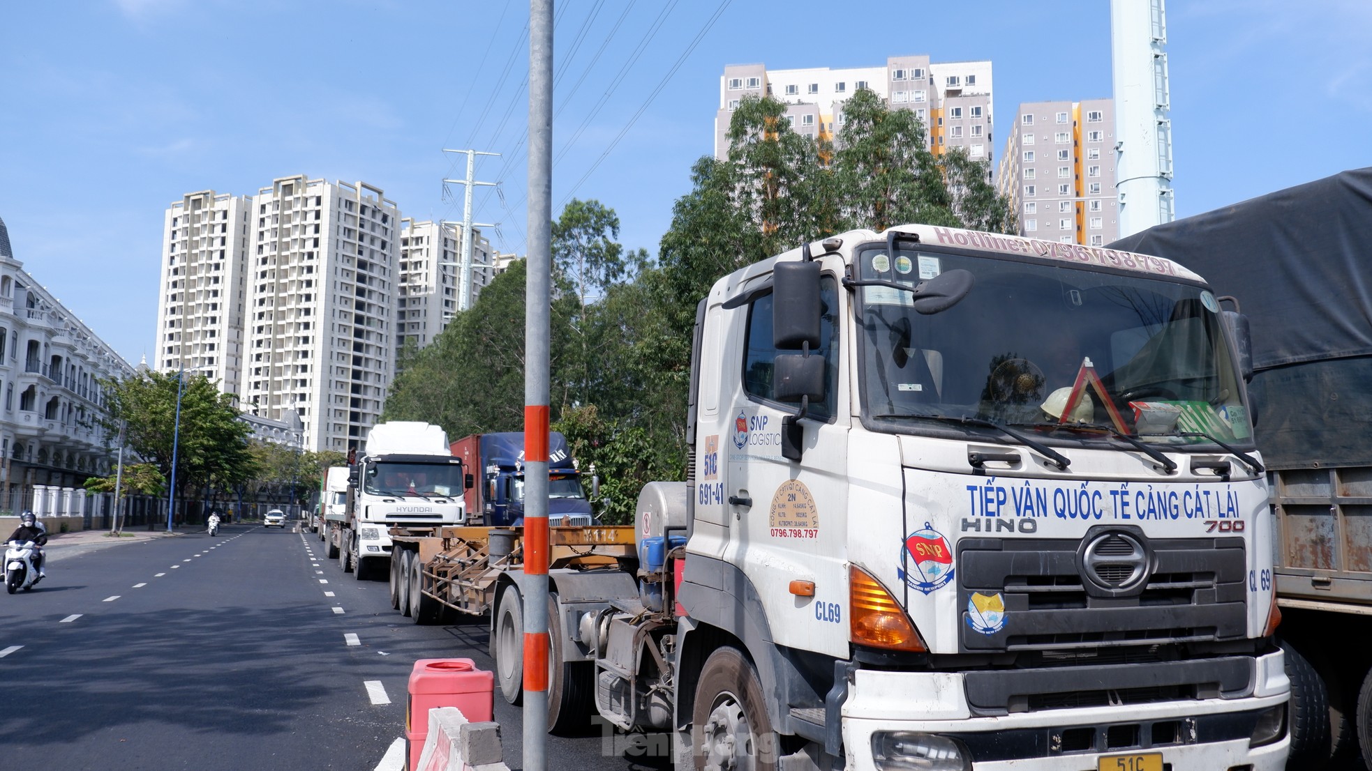 Dòng xe tải xếp hàng dài 'đứng bánh' trên đường vào cảng Cát Lái, TPHCM- Ảnh 3.