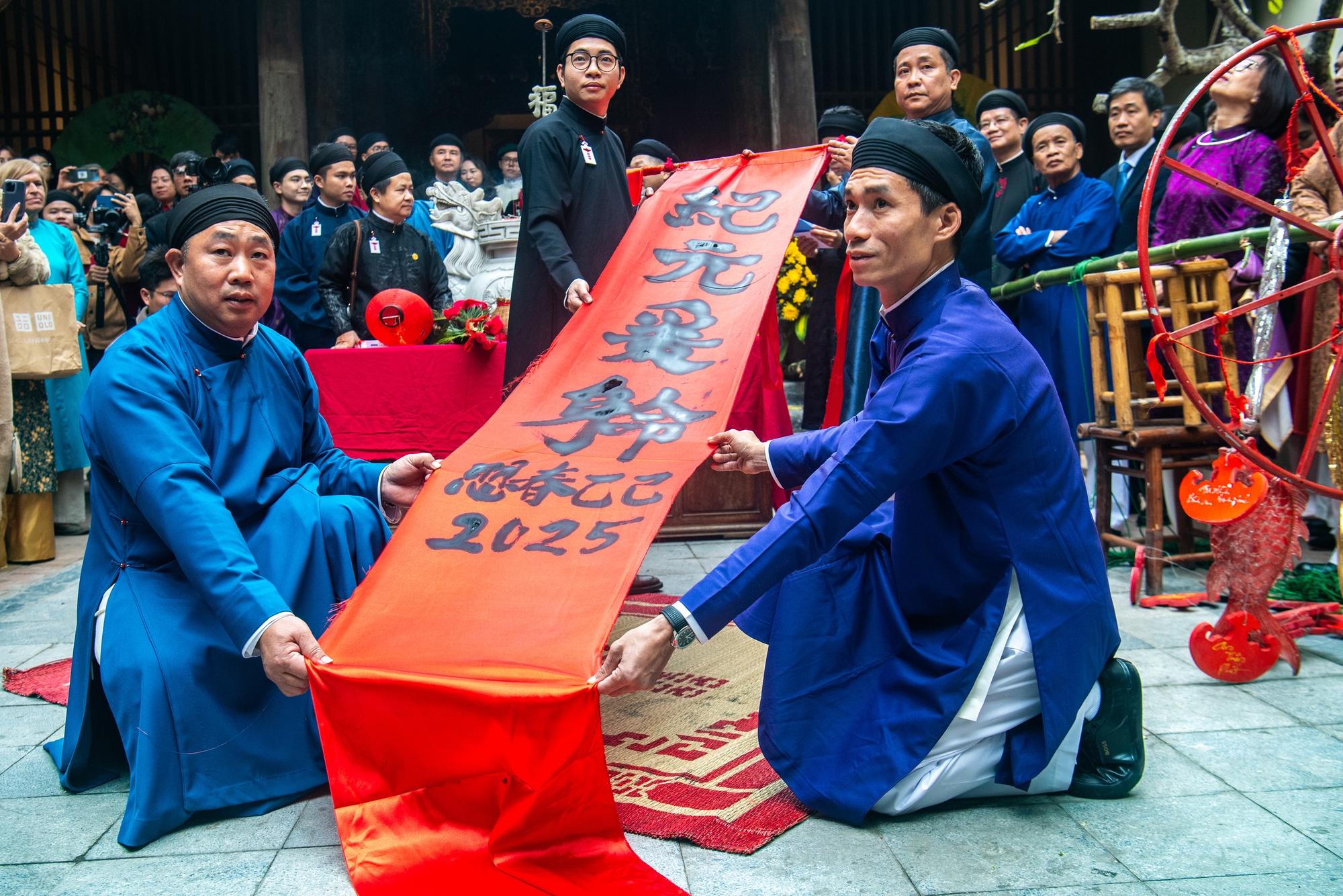 Hàng trăm người mặc cổ phục, tái hiện Tết Hà Nội xưa qua nhiều tuyến phố: Cảnh tượng đẹp giữa thủ đô khiến ai cũng phải trầm trồ!- Ảnh 11.