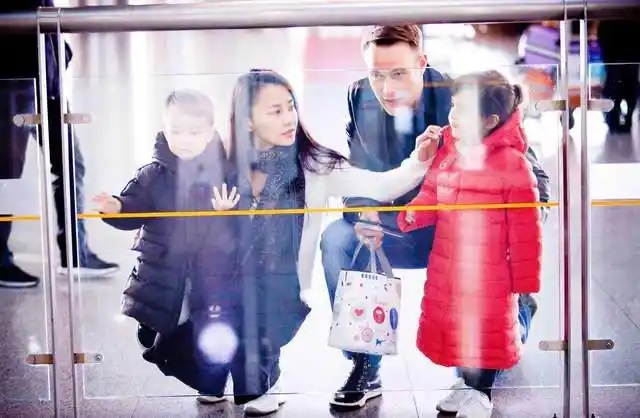 Nữ diễn viên nổi tiếng gây ngỡ ngàng vì trong nhà không có nổi 1 cái bàn ăn, biết lý do, khán giả phát sợ vì cách dạy con của cô!- Ảnh 2. Nữ diễn viên nổi tiếng gây ngỡ ngàng vì trong nhà không có nổi 1 cái bàn ăn, biết lý do, khán giả phát sợ vì cách dạy con của cô!- Ảnh 2.