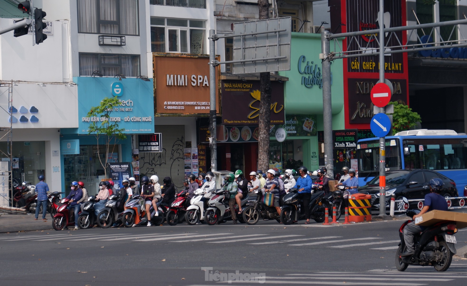 Hình ảnh giao thông khác lạ ở TPHCM ngày cuối tuần- Ảnh 2.