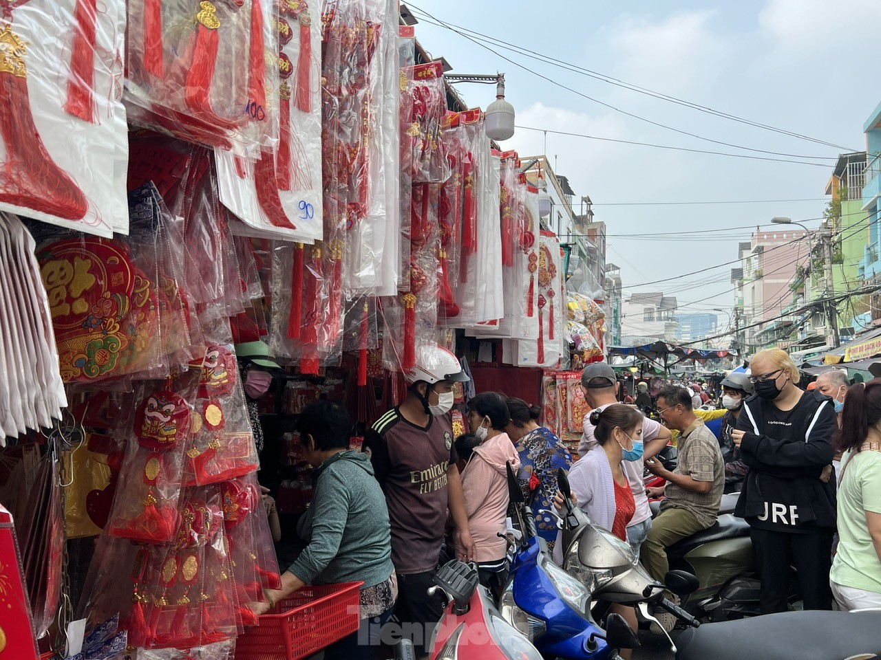 Khách tấp nập sát ngày ông Công ông Táo, nhân viên tiệm vàng mã bận không ngơi tay- Ảnh 20.