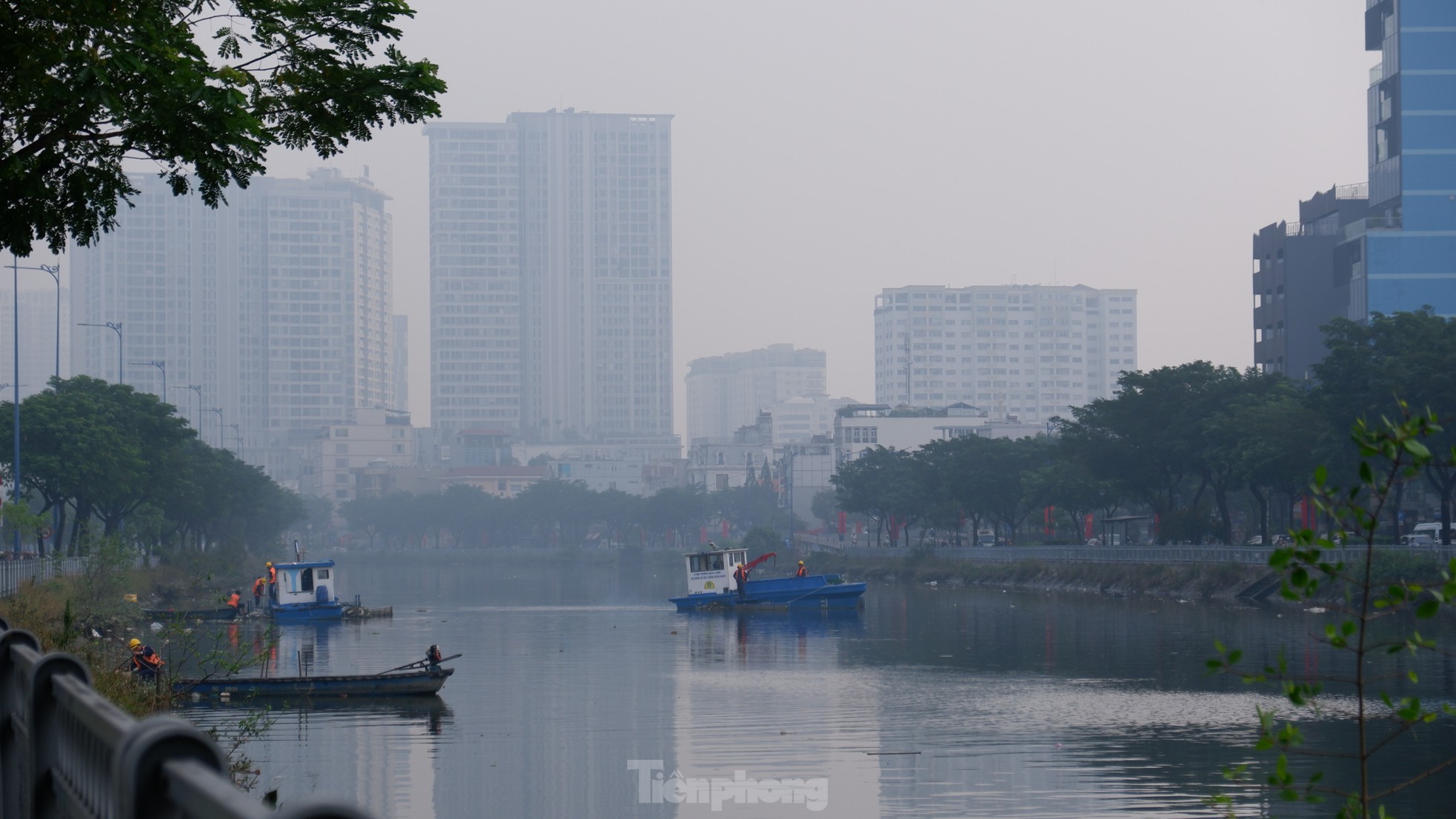 Bất ngờ trung tâm TPHCM hóa 'thành phố mù sương', mờ ảo như Đà Lạt- Ảnh 17.