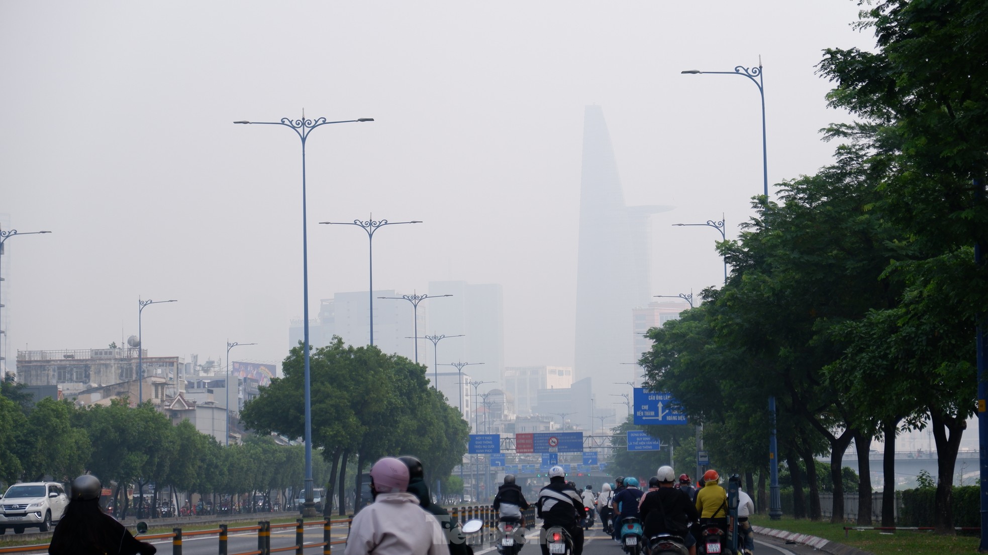 Bất ngờ trung tâm TPHCM hóa 'thành phố mù sương', mờ ảo như Đà Lạt- Ảnh 2.