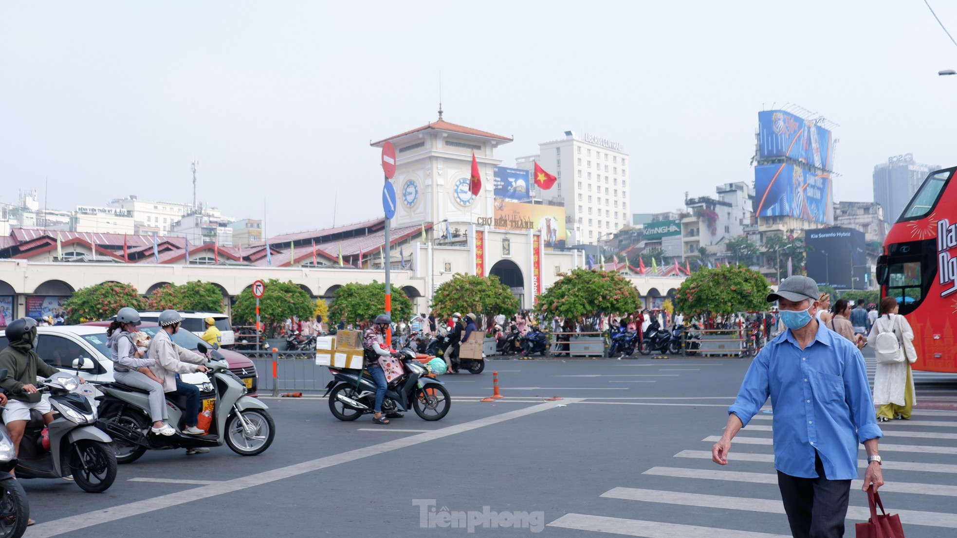 Bất ngờ trung tâm TPHCM hóa 'thành phố mù sương', mờ ảo như Đà Lạt- Ảnh 9.