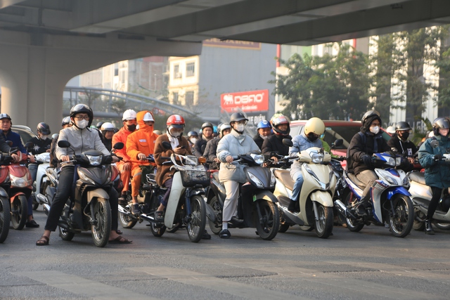 Ngày đi làm đầu tiên của năm 2025: Các ngã tư ở Hà Nội trật tự và ngay ngắn đến lạ!- Ảnh 3.