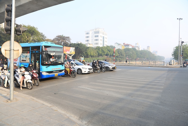 Ngày đi làm đầu tiên của năm 2025: Các ngã tư ở Hà Nội trật tự và ngay ngắn đến lạ!- Ảnh 10.