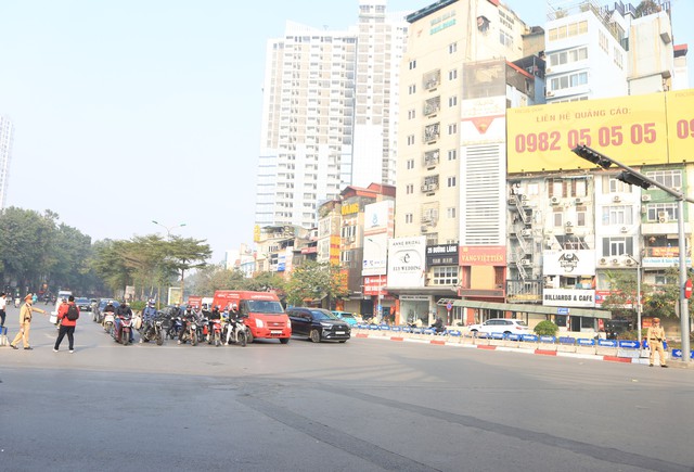 Ngày đi làm đầu tiên của năm 2025: Các ngã tư ở Hà Nội trật tự và ngay ngắn đến lạ!- Ảnh 13.