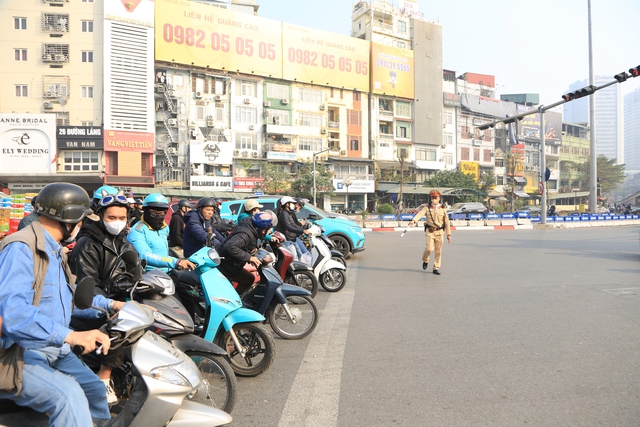 Ngày đi làm đầu tiên của năm 2025: Các ngã tư ở Hà Nội trật tự và ngay ngắn đến lạ!- Ảnh 14.