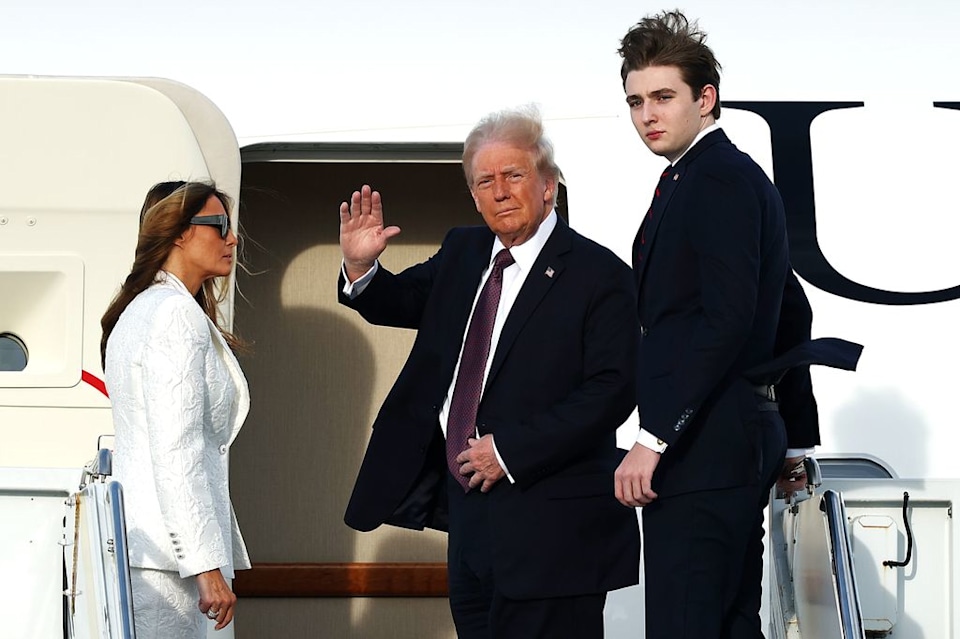 "Hoàng tử Nhà Trắng" Barron Trump bất ngờ gây sốt với ngoại hình cực kỳ khác lạ đến không nhận ra trong ngày cha nhậm chức- Ảnh 4.