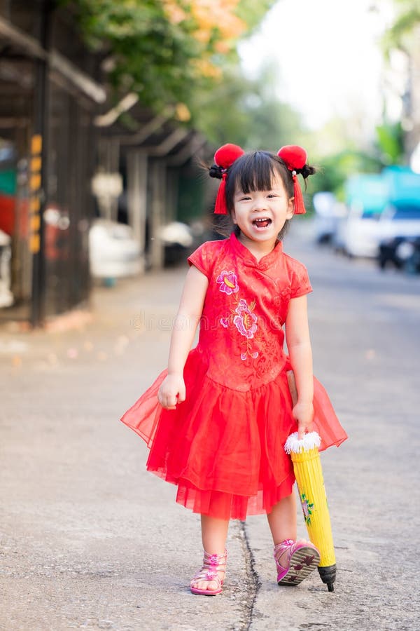 Một hành động của trẻ em ngày Tết đang bị đánh giá “thiếu dạy dỗ”: Hội cha mẹ tranh luận thâu đêm- Ảnh 1. Một hành động của trẻ em ngày Tết đang bị đánh giá “thiếu dạy dỗ”: Hội cha mẹ tranh luận thâu đêm- Ảnh 1.