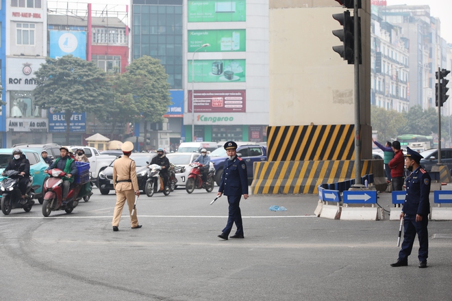 Cận kề Tết Nguyên đán, giao thông Hà Nội chìm trong biển xe cộ, điều chỉnh giao thông "điểm nóng" nhưng vài nhịp đèn vẫn chưa qua được ngã tư- Ảnh 5.