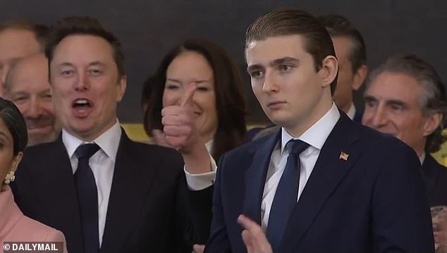 Bất ngờ: Khoảnh khắc 3 giây của Barron Trump và Elon Musk trở thành tâm điểm bàn luận trên MXH- Ảnh 1.