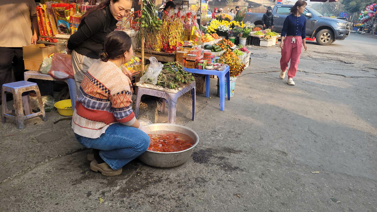 Cá chép cúng ông Công, ông Táo "tràn ngập" chợ, tiểu thương lo ế- Ảnh 3.