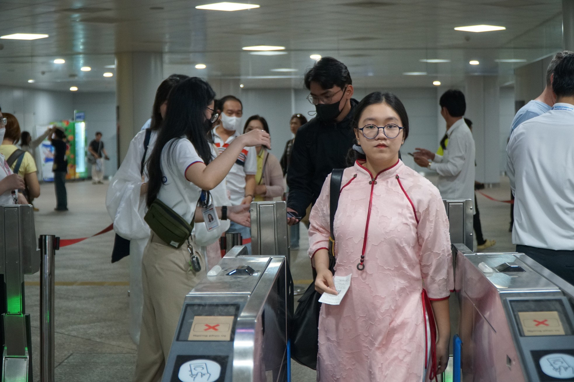 Sự cố của metro TPHCM ngày đầu thu phí- Ảnh 4.