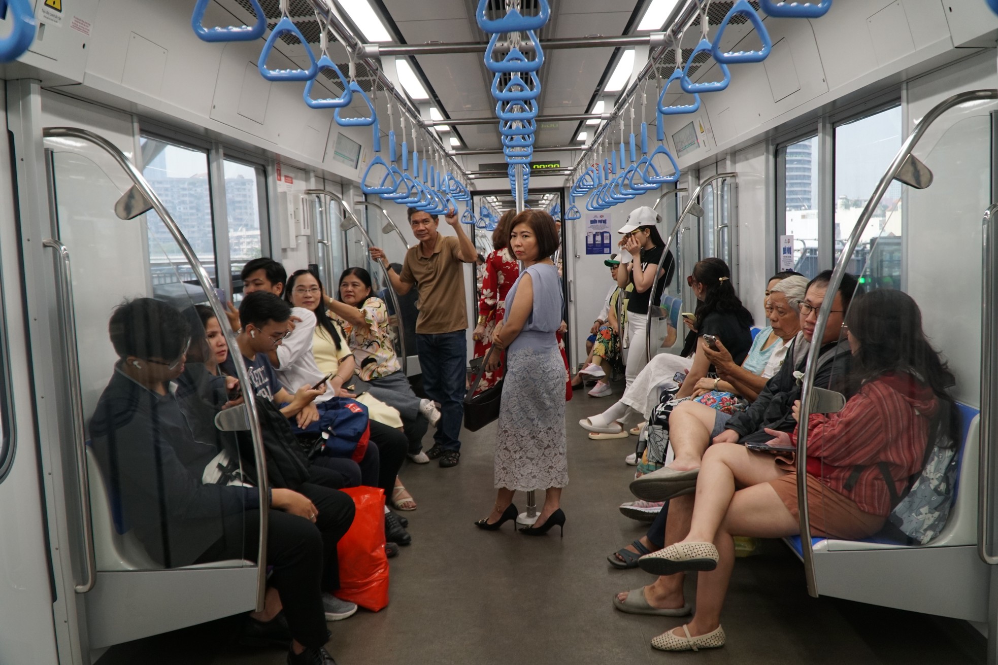 Sự cố của metro TPHCM ngày đầu thu phí- Ảnh 9.