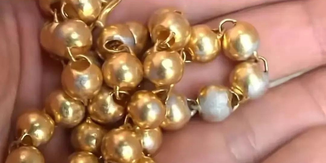 Người đàn ông mua vòng vàng 98 triệu đồng, về nhà phát hiện bên trong là bạc: Chủ tiệm khẳng định không bán hàng giả- Ảnh 1. Người đàn ông mua vòng vàng 98 triệu đồng, về nhà phát hiện bên trong là bạc: Chủ tiệm khẳng định không bán hàng giả- Ảnh 1.