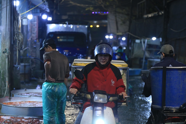 Khu chợ nổi tiếng Hà Nội dịp ông Công ông Táo nhộn nhịp xuyên đêm, nhiều người “cân đo đong đếm” lượng mua vì 1 điều- Ảnh 15.