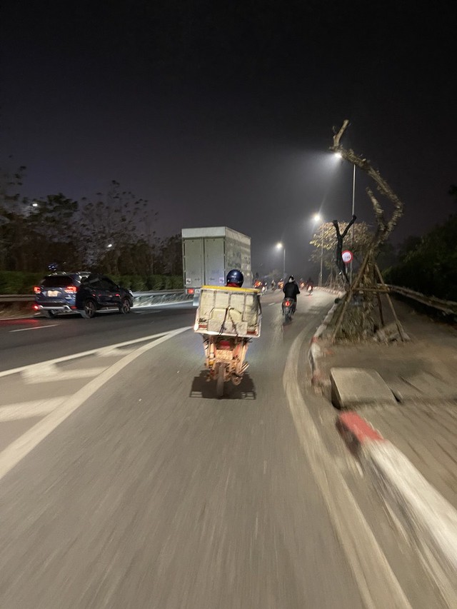 Khu chợ nổi tiếng Hà Nội dịp ông Công ông Táo nhộn nhịp xuyên đêm, nhiều người “cân đo đong đếm” lượng mua vì 1 điều- Ảnh 16.