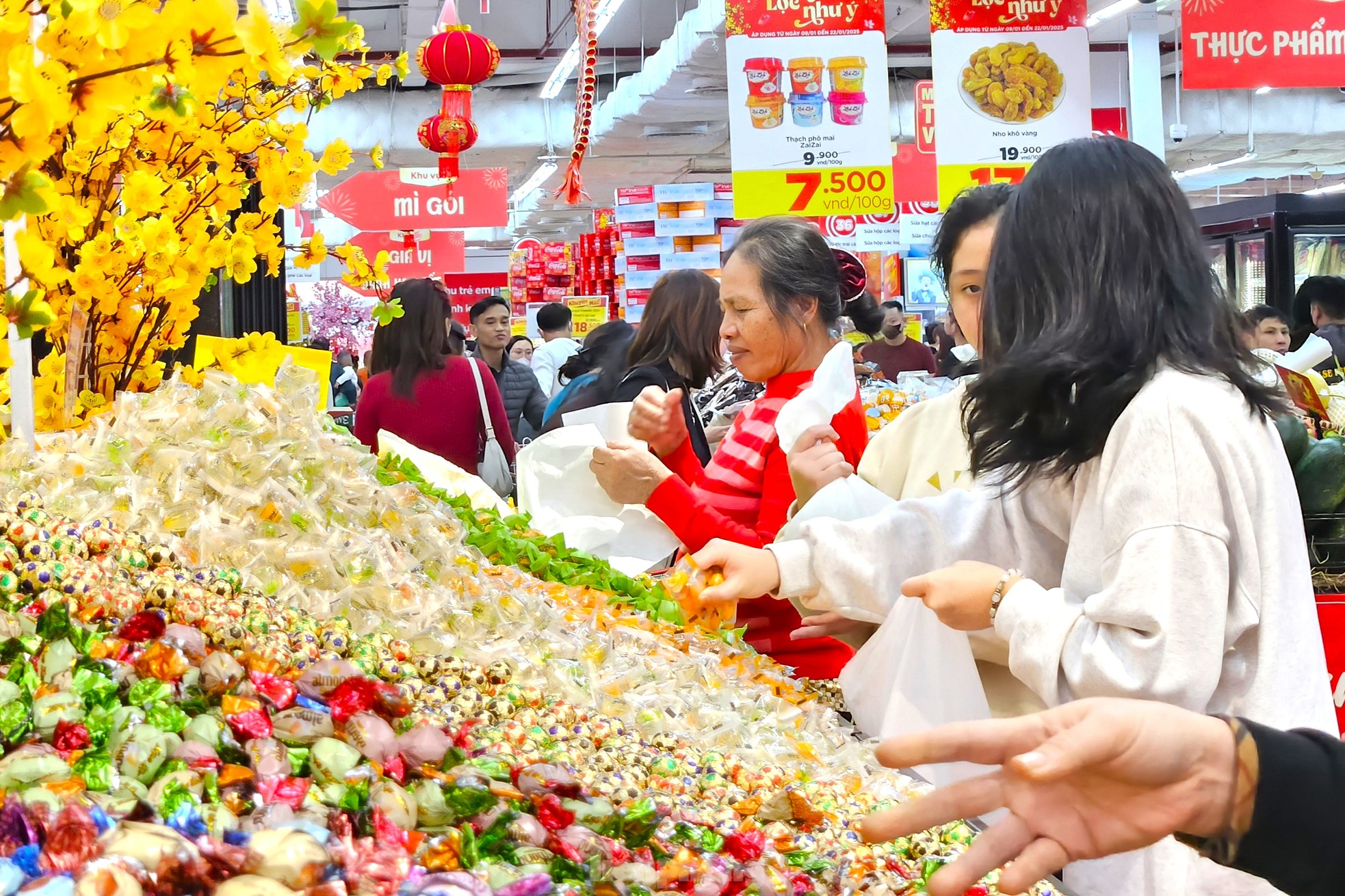 Đi sắm Tết: Siêu thị đông nghịt, chợ truyền thống vắng hoe- Ảnh 3.