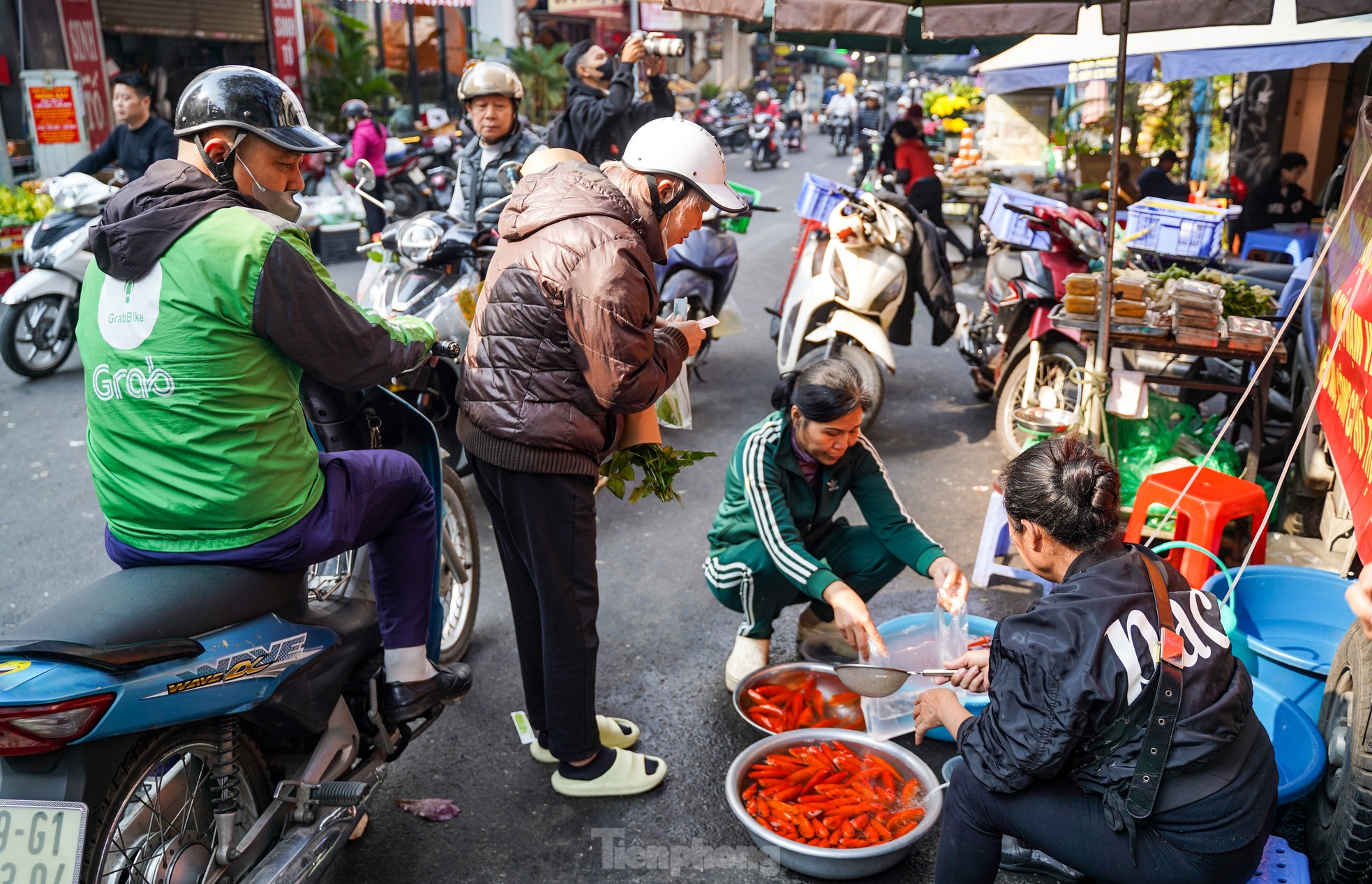 Tết ông Công ông Táo: Đồ cúng chế biến phong phú, gà ngậm hoa hồng giá 500.000đ/con- Ảnh 14.