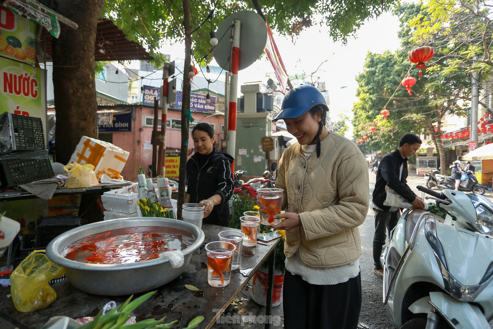 Tết ông Công ông Táo: Đồ cúng chế biến phong phú, gà ngậm hoa hồng giá 500.000đ/con- Ảnh 16.